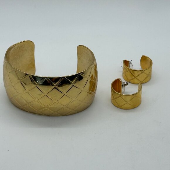 Quilted Gold-Tone Cuff Bracelet & Earrings Set Vintage Style Jewelry - Picture 12 of 12